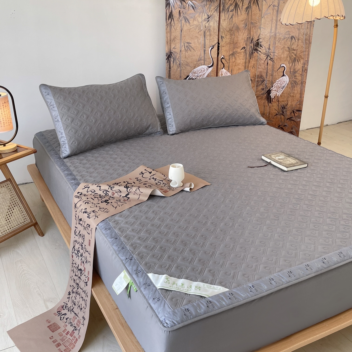 91家纺网 家纺一手货源 找家纺 豪选家纺 2025最新上市秋冬新品爆款国风纯棉新疆棉夹棉床笠四季款   国风-浅灰