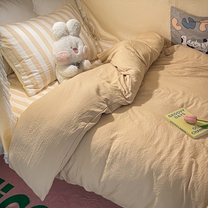 91家纺网 家纺一手货源 找家纺 悦织湾家纺 2025新款水洗棉纯色条纹小眼睛学生宿舍三件套 浅驼中条