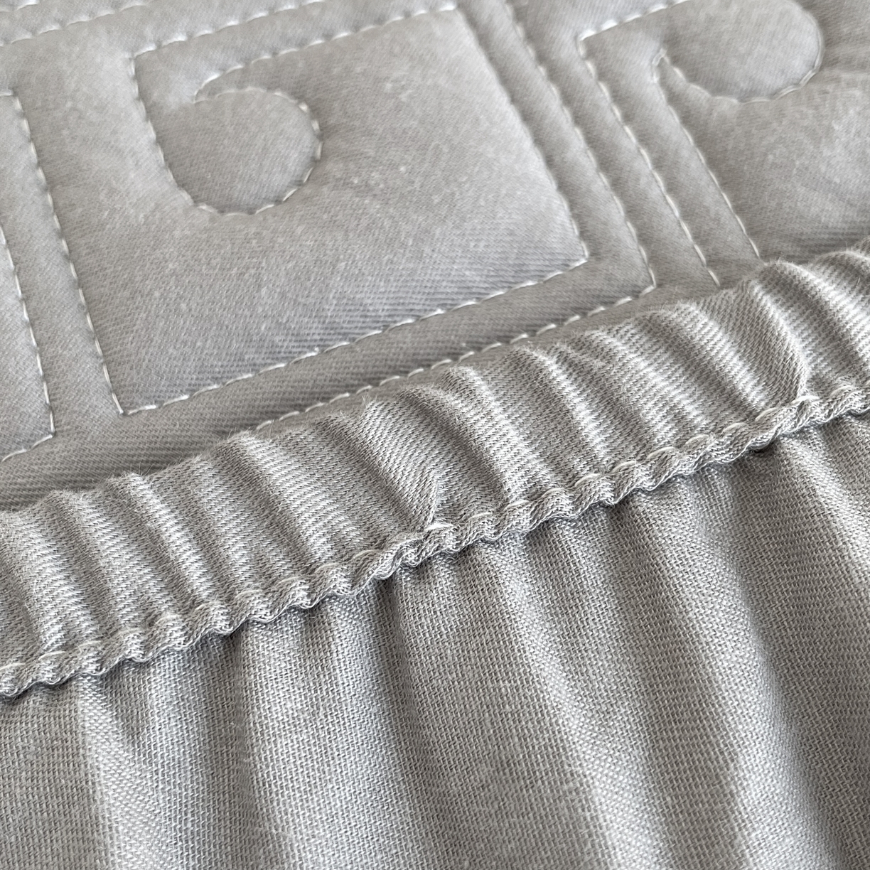 91家纺网 家纺一手货源 找家纺 豪选家纺 2025最新上市秋冬新品爆款国风纯棉新疆棉夹棉床笠四季款   国风-浅灰