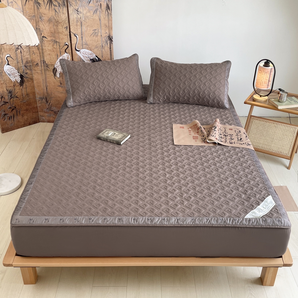 91家纺网 家纺一手货源 找家纺 豪选家纺 2025最新上市秋冬新品爆款国风纯棉新疆棉夹棉床笠四季款   国风-高贵咖色