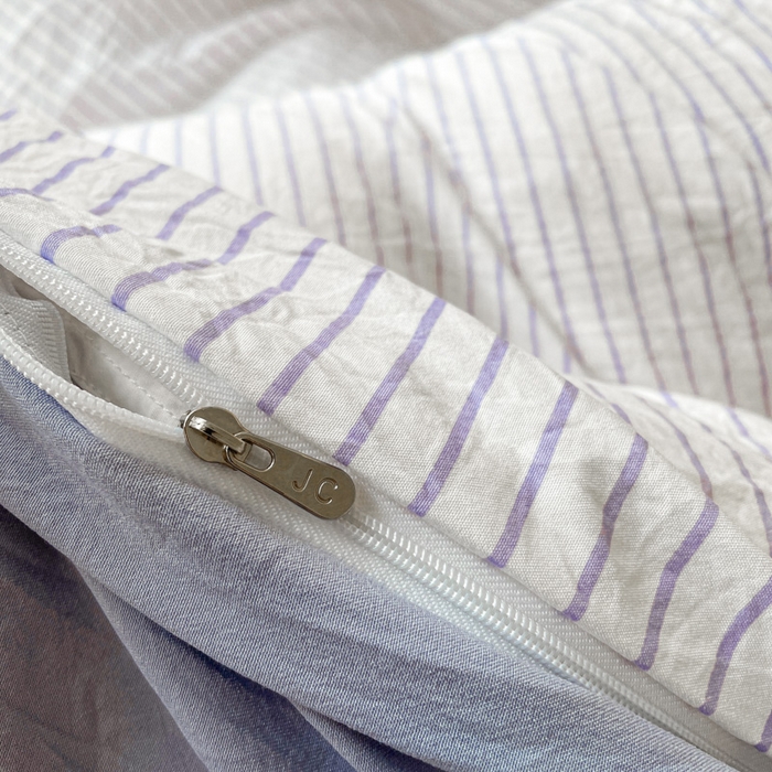 91家纺网 家纺一手货源 找家纺 悦织湾家纺 2025新款水洗棉纯色条纹小眼睛学生宿舍三件套 良品条纹紫