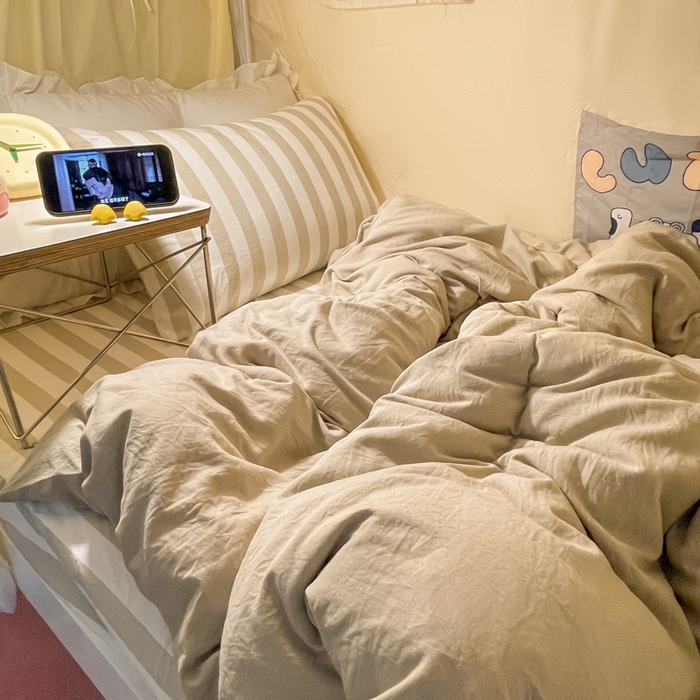 91家纺网 家纺一手货源 找家纺 悦织湾家纺 2025新款水洗棉纯色条纹小眼睛学生宿舍三件套 奶咖中条