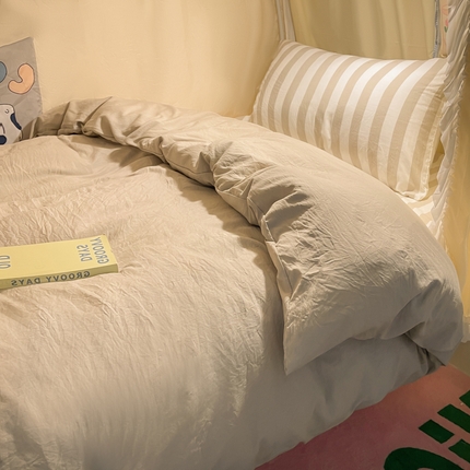 91家纺网 家纺一手货源 找家纺 悦织湾家纺 2025新款水洗棉纯色条纹小眼睛学生宿舍三件套 奶咖中条