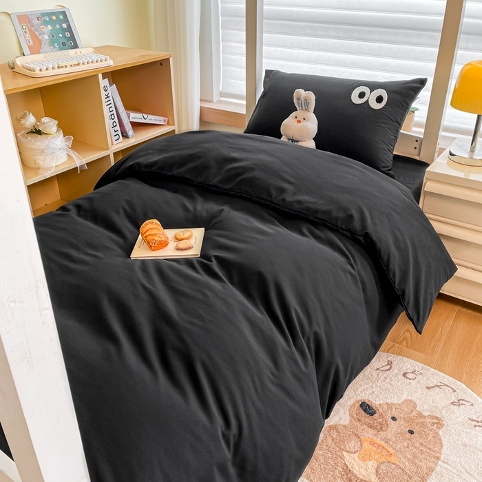 91家纺网 家纺一手货源 找家纺 悦织湾家纺 2025新款水洗棉纯色条纹小眼睛学生宿舍三件套 小眼睛酷黑