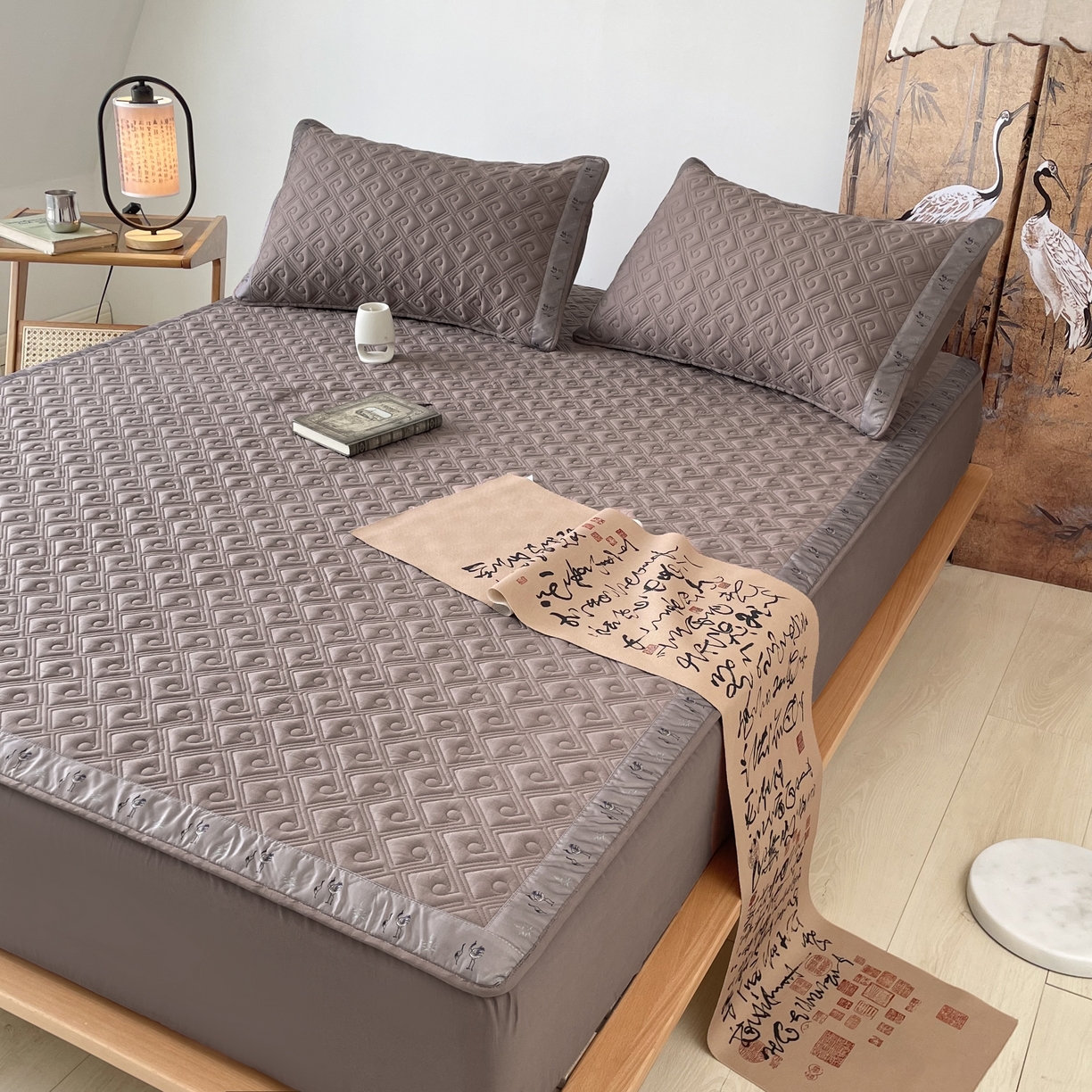 91家纺网 家纺一手货源 找家纺 豪选家纺 2025最新上市秋冬新品爆款国风纯棉新疆棉夹棉床笠四季款   国风-高贵咖色