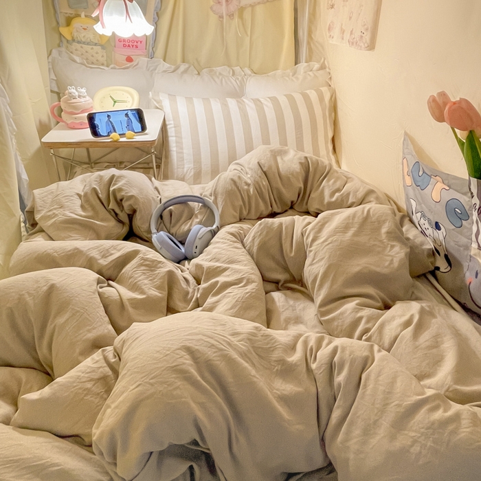 91家纺网 家纺一手货源 找家纺 悦织湾家纺 2025新款水洗棉纯色条纹小眼睛学生宿舍三件套 奶咖中条