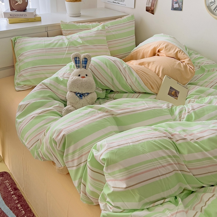 91家纺网 家纺一手货源 找家纺 卡迪熊家纺 2024新款亲肤水洗m学生四件套 条纹-绿拼杏