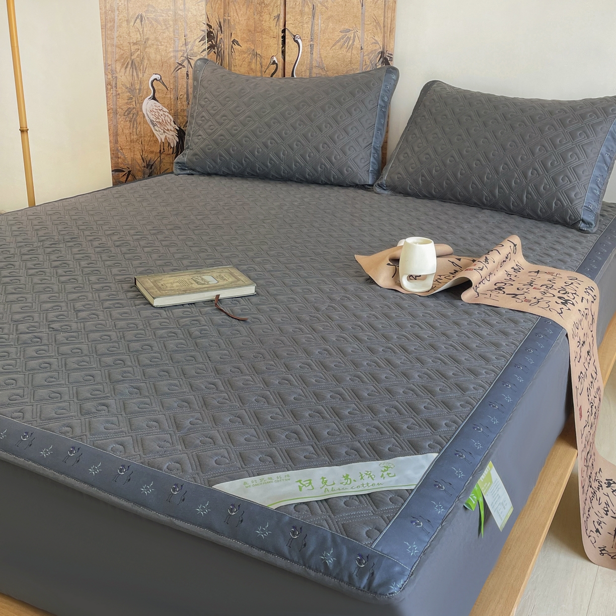 91家纺网 家纺一手货源 找家纺 豪选家纺 2025最新上市秋冬新品爆款国风纯棉新疆棉夹棉床笠四季款   国风-深灰