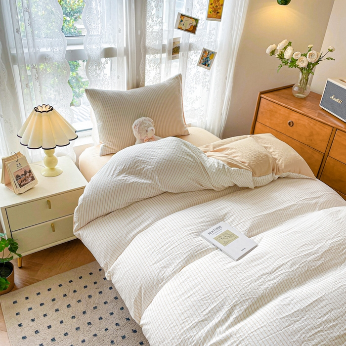 91家纺网 家纺一手货源 找家纺 悦织湾家纺 2025新款水洗棉纯色条纹小眼睛学生宿舍三件套 良品条纹驼