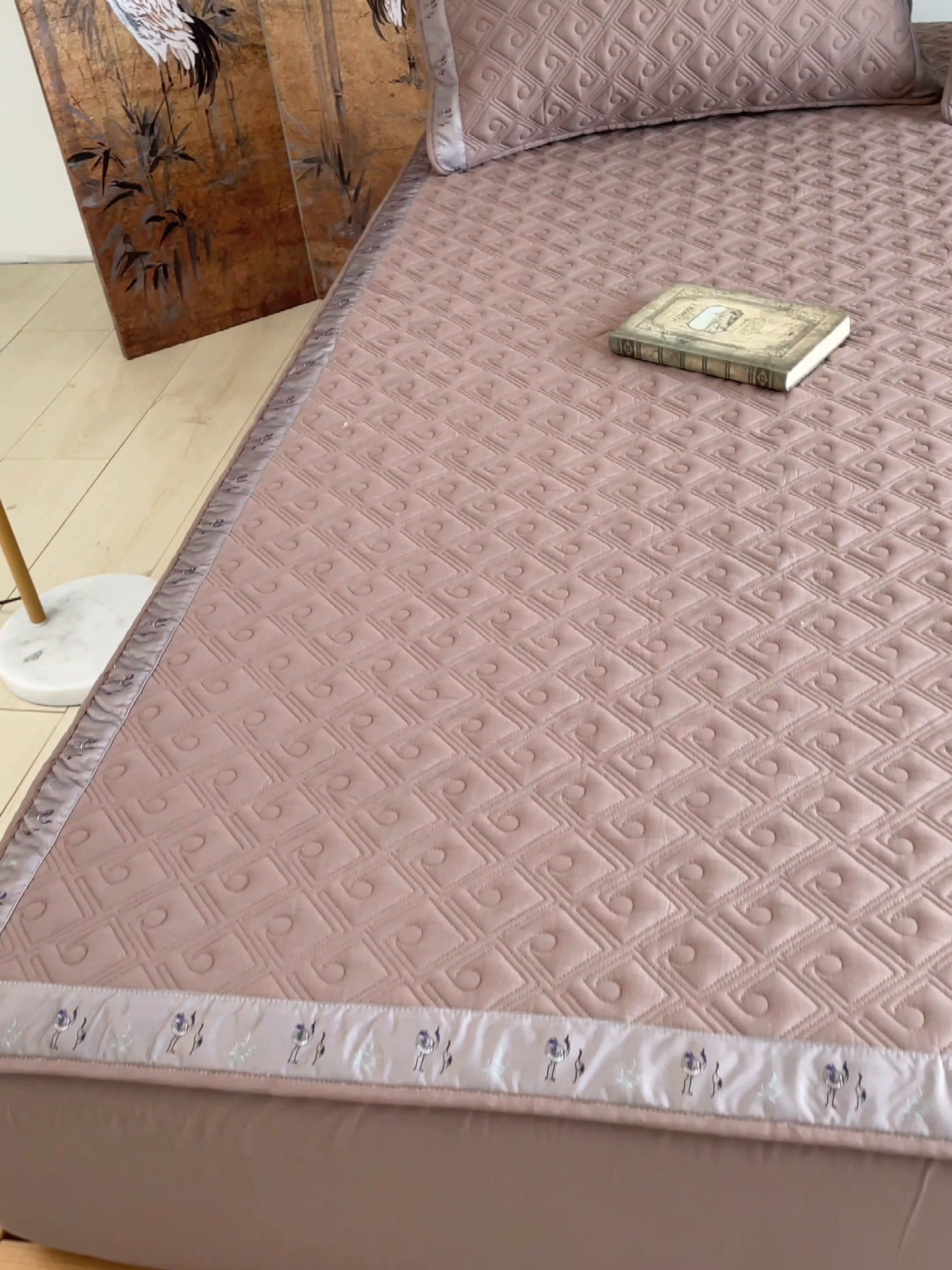 91家纺网 家纺一手货源 找家纺 豪选家纺 2025最新上市秋冬新品爆款国风纯棉新疆棉夹棉床笠四季款   国风-高贵咖色