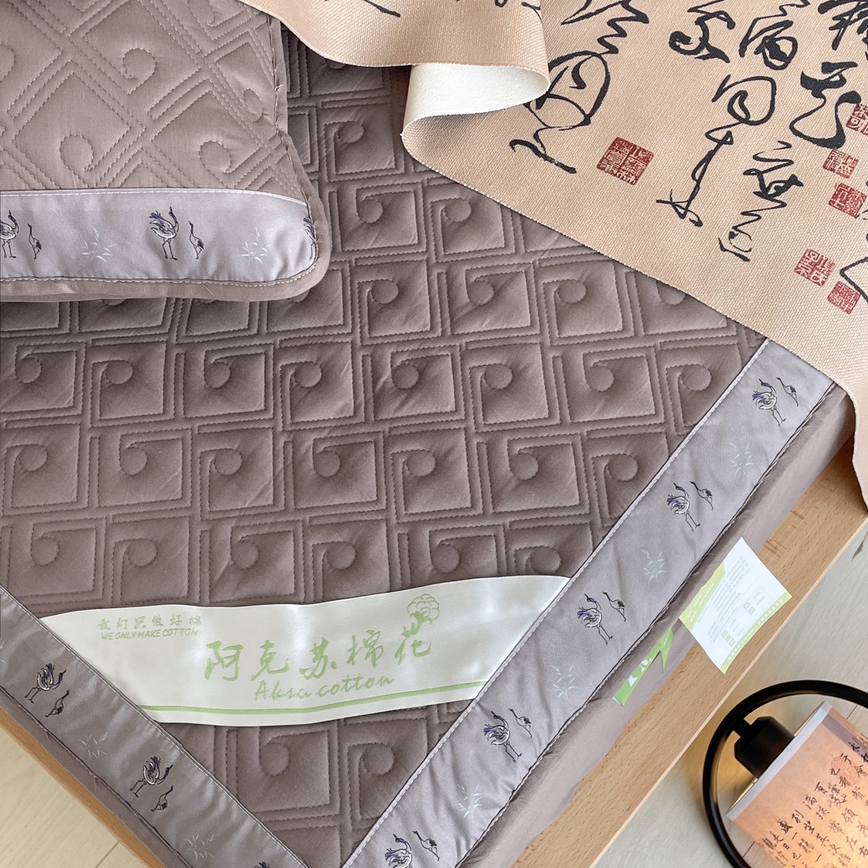 91家纺网 家纺一手货源 找家纺 豪选家纺 2025最新上市秋冬新品爆款国风纯棉新疆棉夹棉床笠四季款   国风-高贵咖色