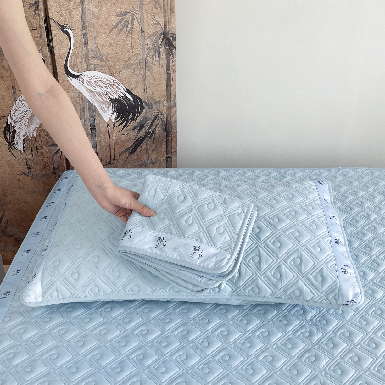 91家纺网 家纺一手货源 找家纺 豪选家纺 2025最新上市秋冬新品爆款国风纯棉新疆棉夹棉床笠四季款   国风-浅蓝