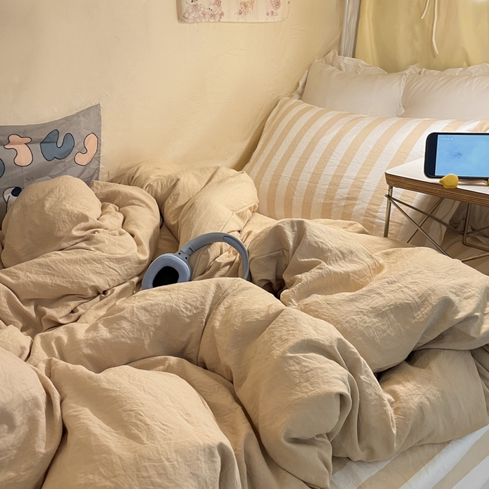 91家纺网 家纺一手货源 找家纺 悦织湾家纺 2025新款水洗棉纯色条纹小眼睛学生宿舍三件套 浅驼中条