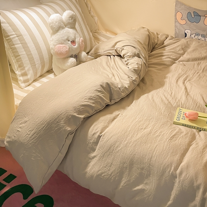 91家纺网 家纺一手货源 找家纺 悦织湾家纺 2025新款水洗棉纯色条纹小眼睛学生宿舍三件套 奶咖中条