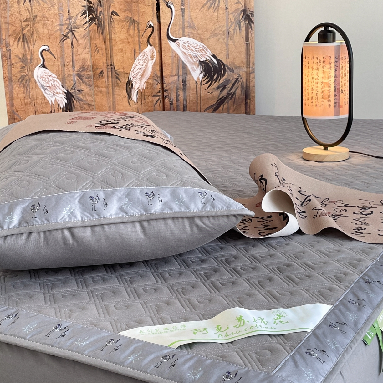 91家纺网 家纺一手货源 找家纺 豪选家纺 2025最新上市秋冬新品爆款国风纯棉新疆棉夹棉床笠四季款   国风-浅灰