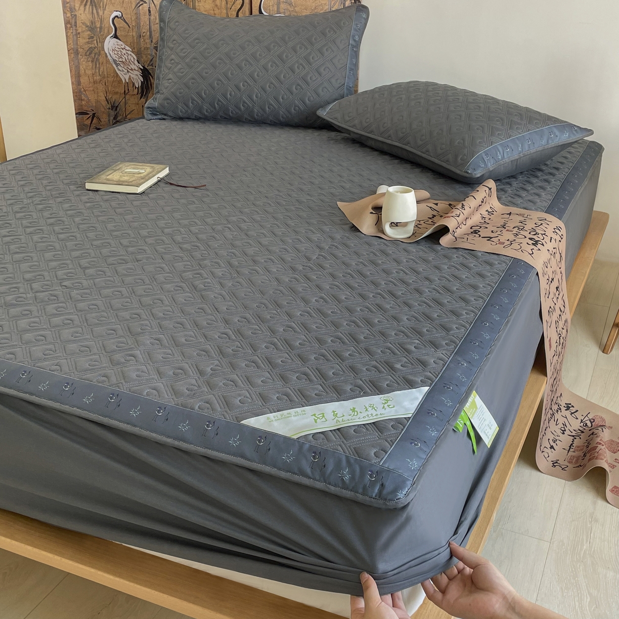 91家纺网 家纺一手货源 找家纺 豪选家纺 2025最新上市秋冬新品爆款国风纯棉新疆棉夹棉床笠四季款   国风-深灰