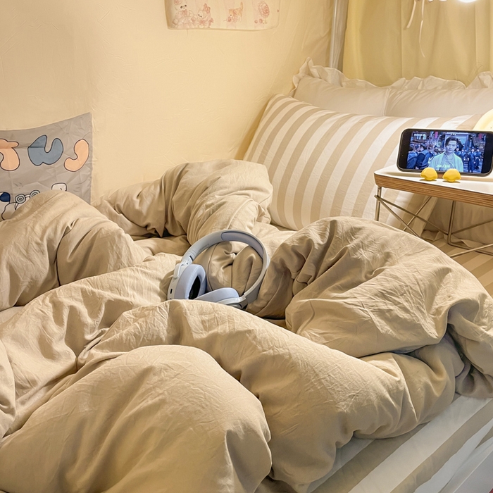 91家纺网 家纺一手货源 找家纺 悦织湾家纺 2025新款水洗棉纯色条纹小眼睛学生宿舍三件套 奶咖中条