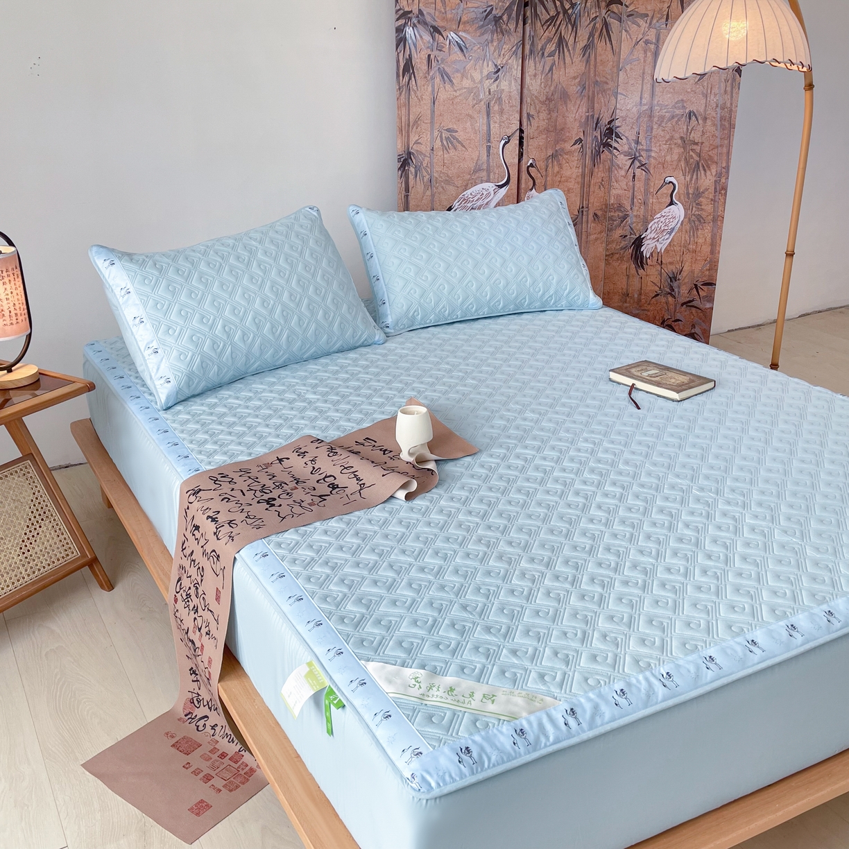 91家纺网 家纺一手货源 找家纺 豪选家纺 2025最新上市秋冬新品爆款国风纯棉新疆棉夹棉床笠四季款   国风-浅蓝