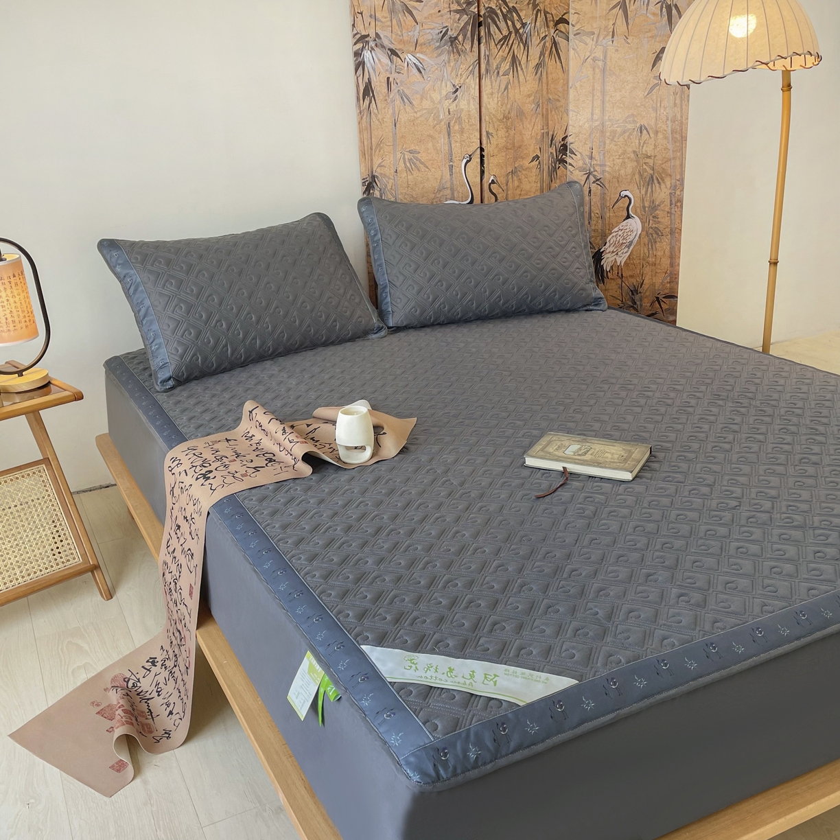 91家纺网 家纺一手货源 找家纺 豪选家纺 2025最新上市秋冬新品爆款国风纯棉新疆棉夹棉床笠四季款   国风-深灰