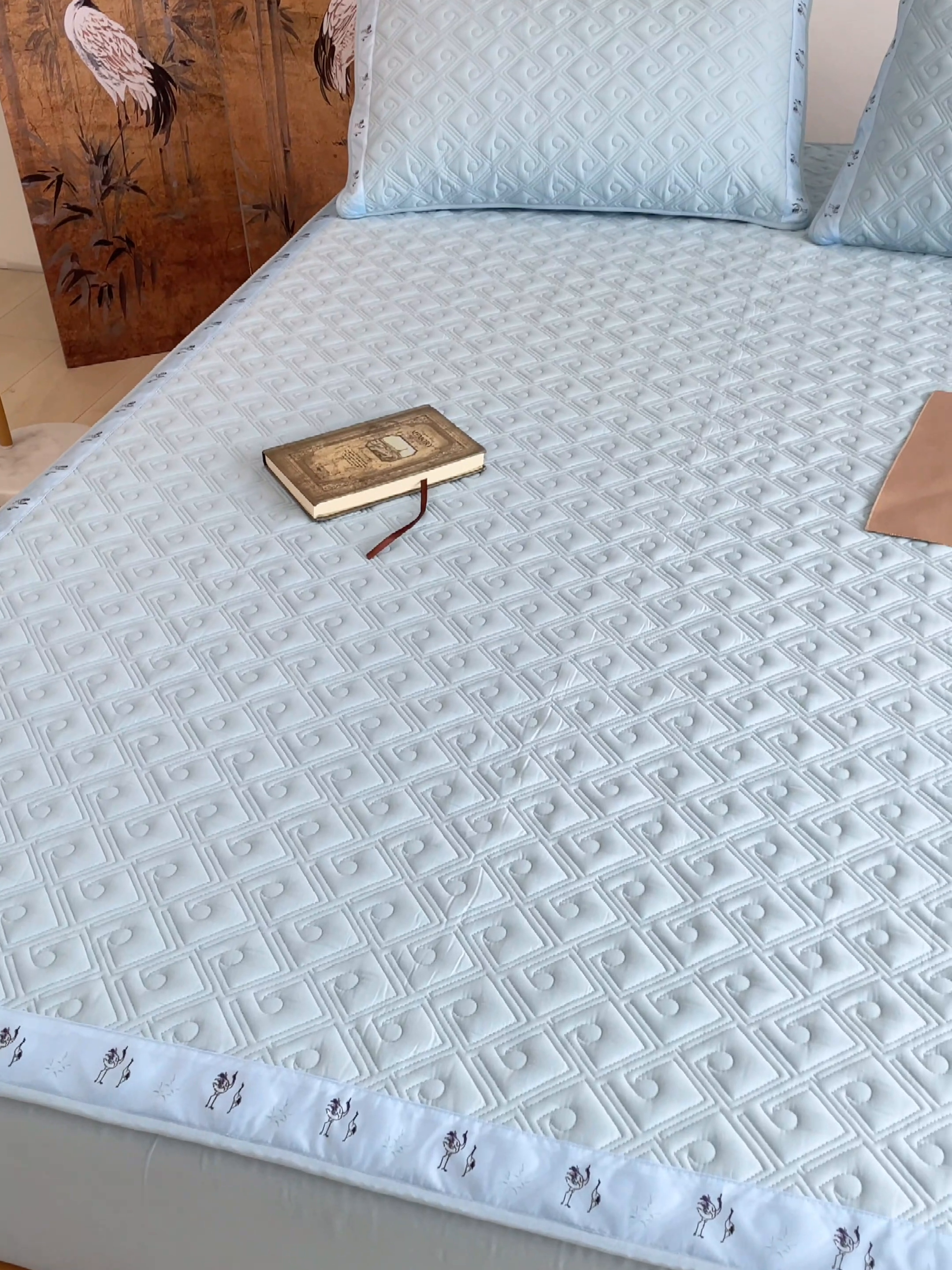 91家纺网 家纺一手货源 找家纺 豪选家纺 2025最新上市秋冬新品爆款国风纯棉新疆棉夹棉床笠四季款   国风-浅蓝