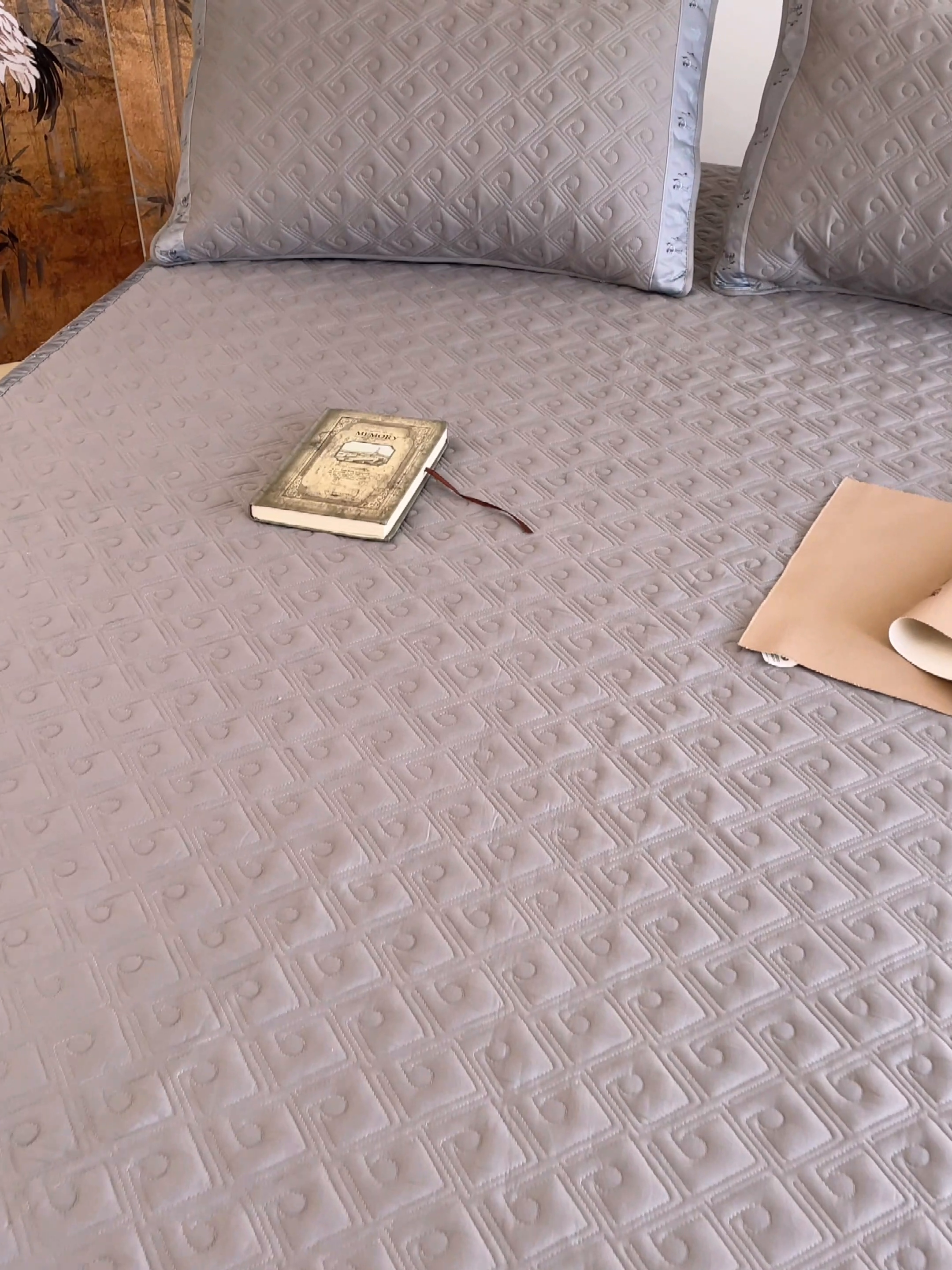 91家纺网 家纺一手货源 找家纺 豪选家纺 2025最新上市秋冬新品爆款国风纯棉新疆棉夹棉床笠四季款   国风-浅灰