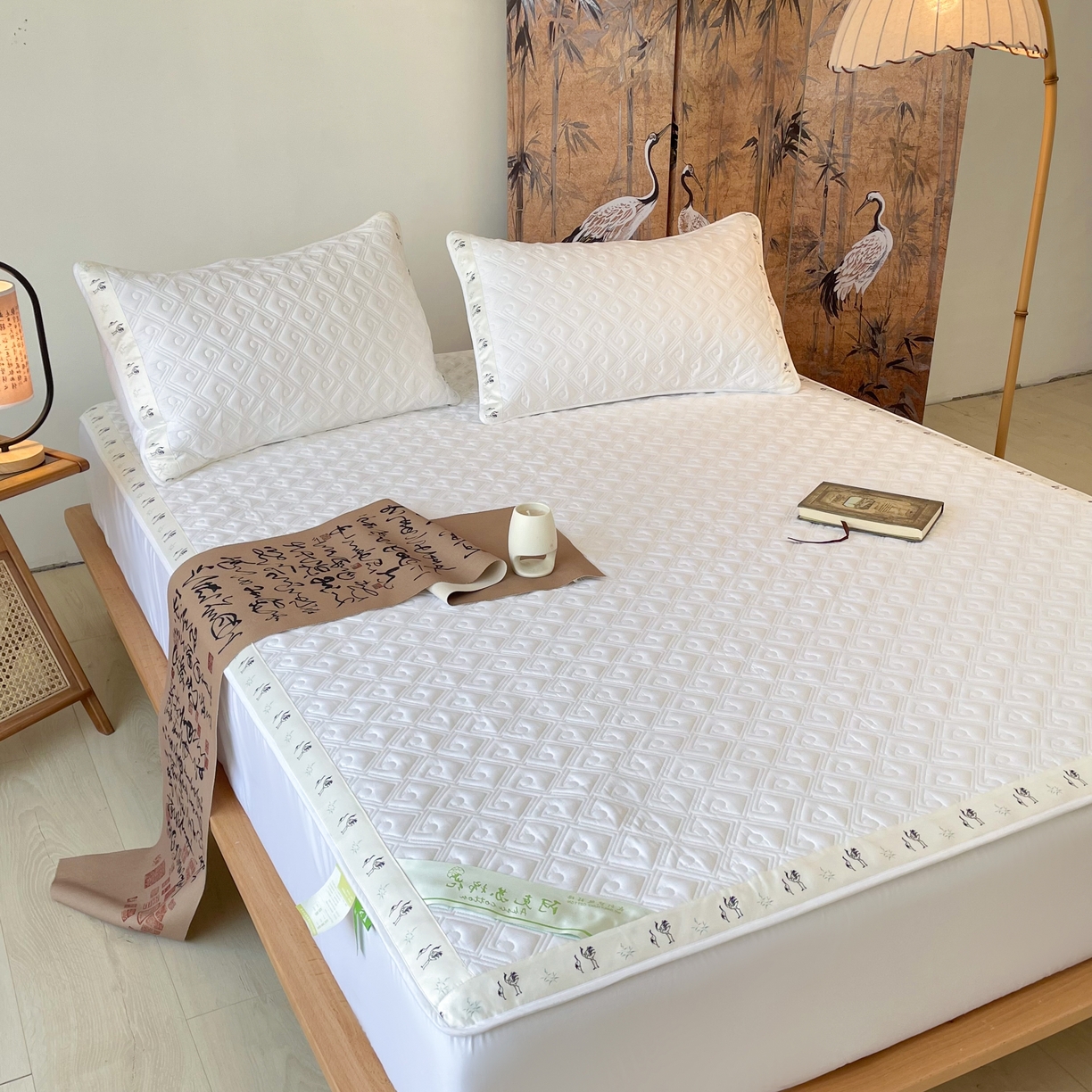 91家纺网 家纺一手货源 找家纺 豪选家纺 2025最新上市秋冬新品爆款国风纯棉新疆棉夹棉床笠四季款   国风-白色