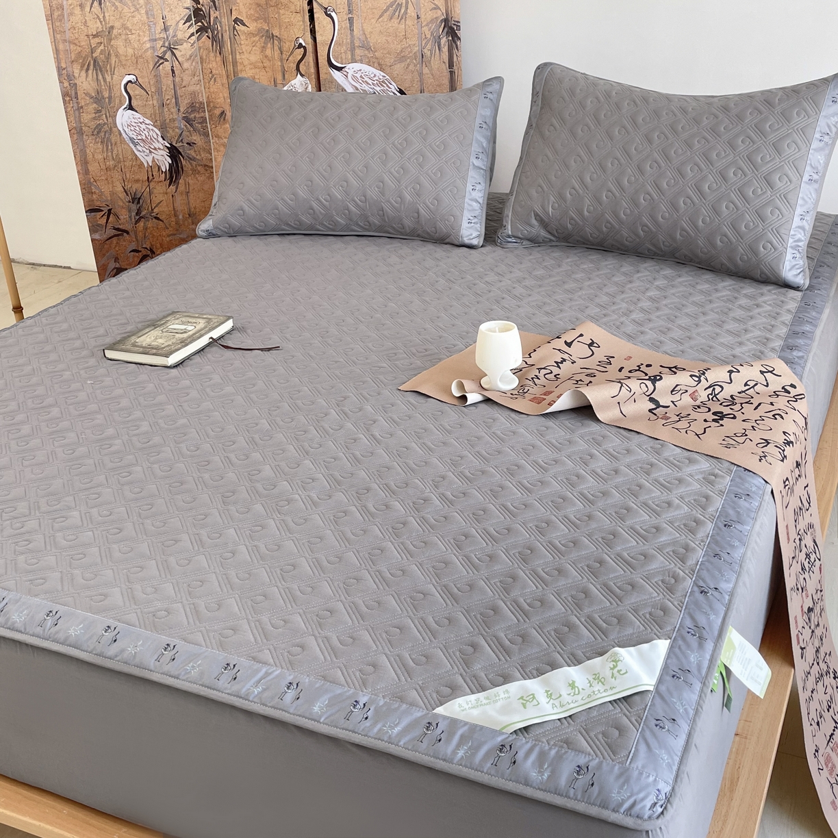 91家纺网 家纺一手货源 找家纺 豪选家纺 2025最新上市秋冬新品爆款国风纯棉新疆棉夹棉床笠四季款   国风-浅灰