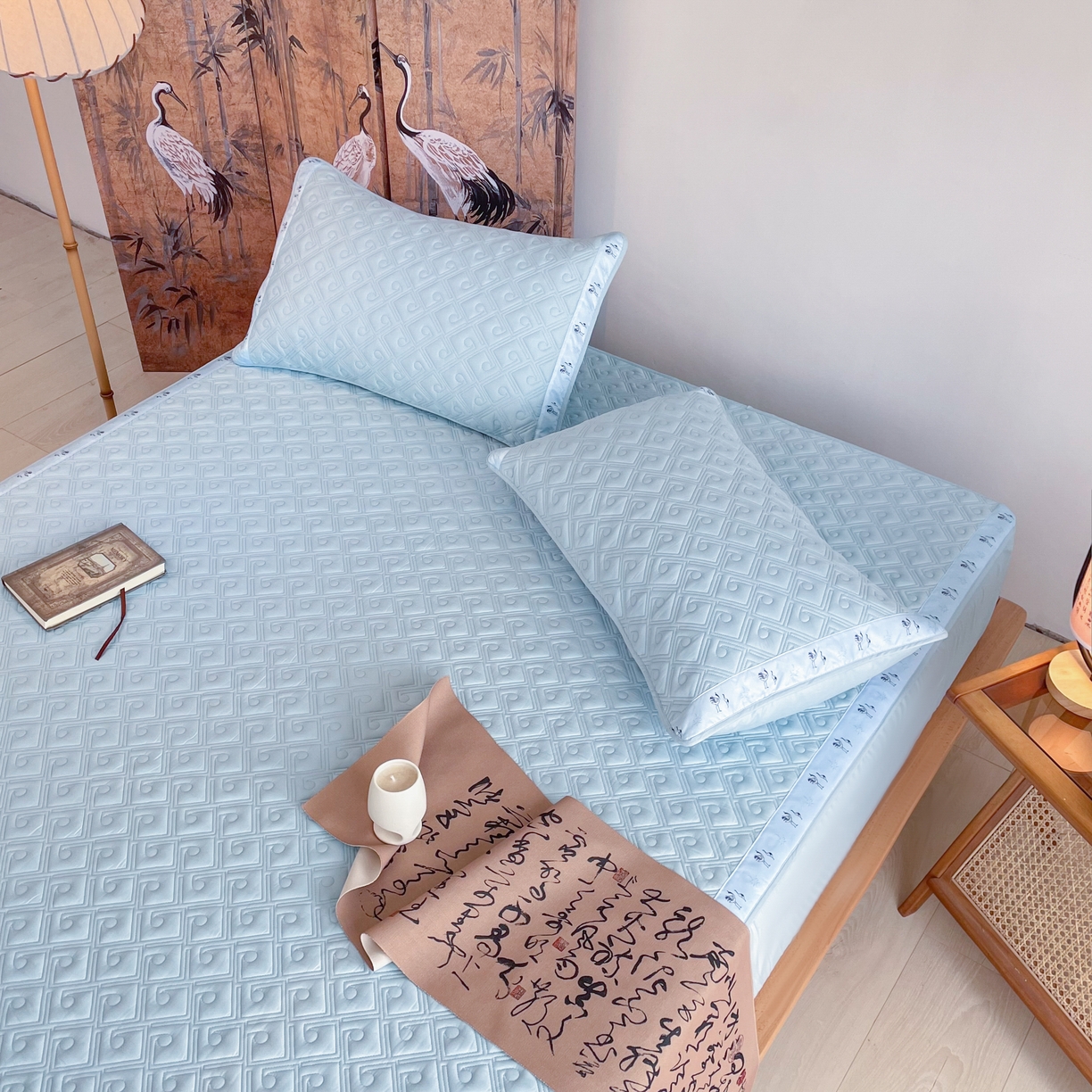 91家纺网 家纺一手货源 找家纺 豪选家纺 2025最新上市秋冬新品爆款国风纯棉新疆棉夹棉床笠四季款   国风-浅蓝