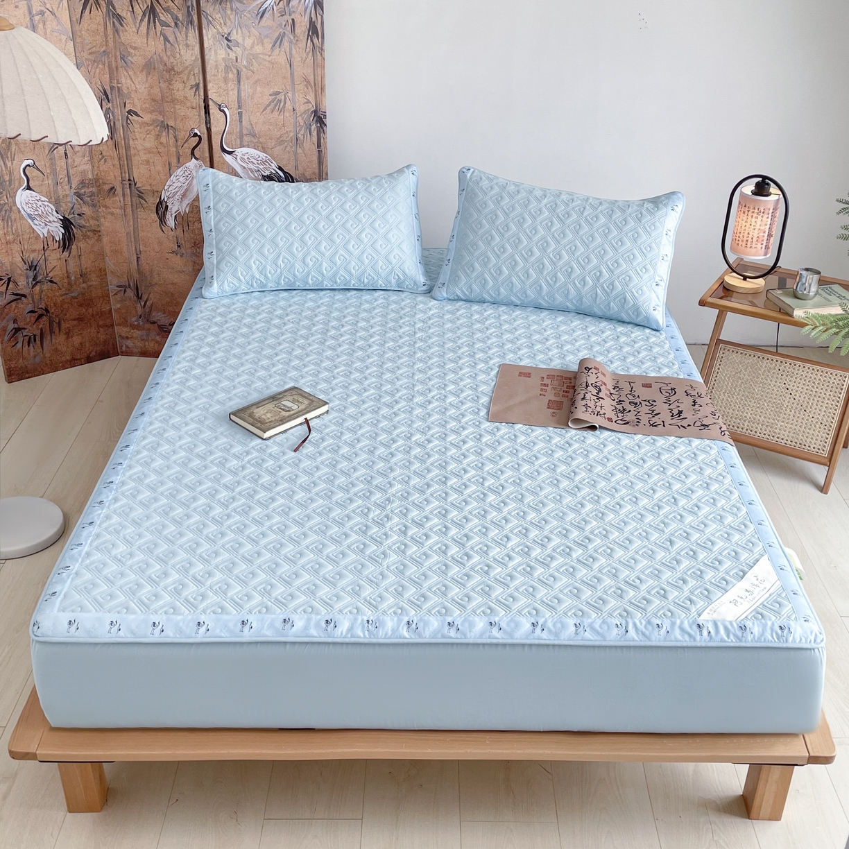 91家纺网 家纺一手货源 找家纺 豪选家纺 2025最新上市秋冬新品爆款国风纯棉新疆棉夹棉床笠四季款   国风-浅蓝