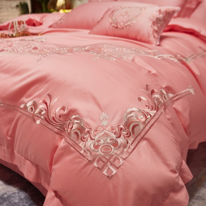 91家纺网 家纺一手货源 找家纺 美娘阁 2025新款长绒棉贡缎新中式古典韵味精美刺绣婚庆四件套多件套系列 爱意浓浓（玉粉)