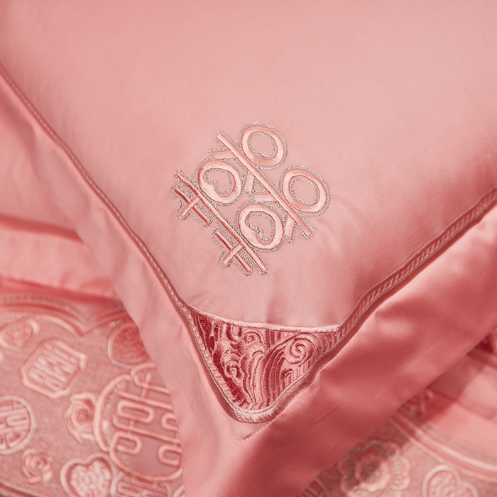 91家纺网 家纺一手货源 找家纺 美娘阁 2025新款长绒棉贡缎新中式古典韵味精美刺绣婚庆四件套多件套系列 爱意浓浓（玉粉)