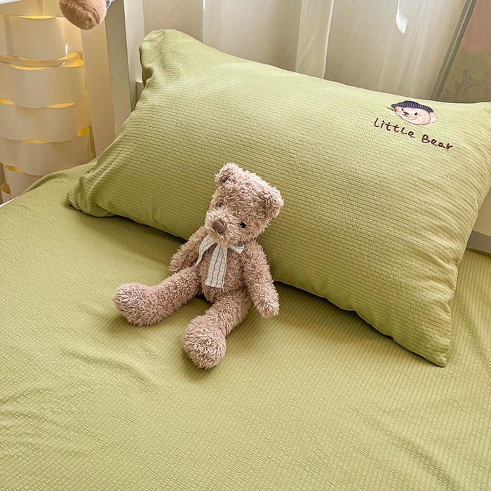 91家纺网 家纺一手货源 找家纺 眠帛家居 2024新款宿舍三件套水洗棉提花刺绣四件套熊先生 果绿