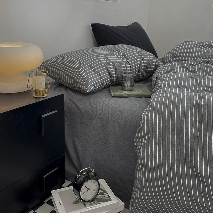 91家纺网 家纺一手货源 找家纺 2024新款A类全棉纯棉纯色双拼色织水洗棉四件套 灰细条