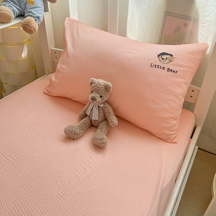 91家纺网 家纺一手货源 找家纺 眠帛家居 2024新款宿舍三件套水洗棉提花刺绣四件套熊先生 奶油粉