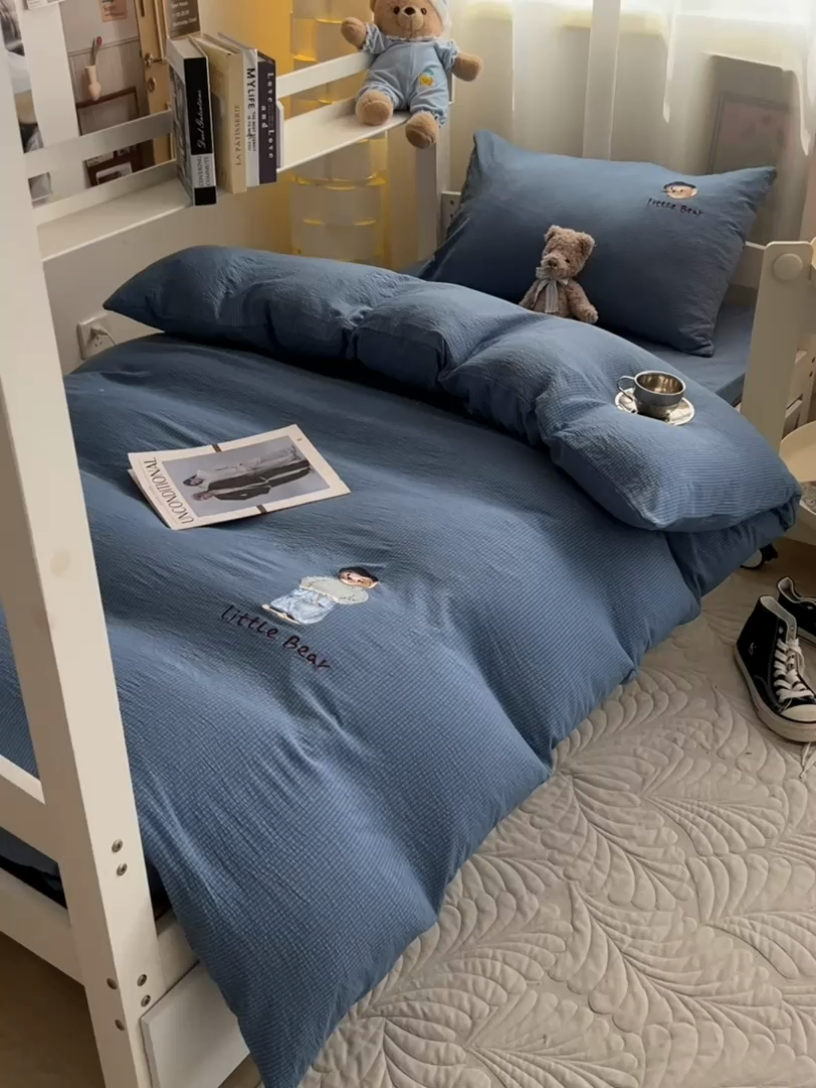 91家纺网 家纺一手货源 找家纺 眠帛家居 2024新款宿舍三件套水洗棉提花刺绣四件套熊先生 冰岛蓝