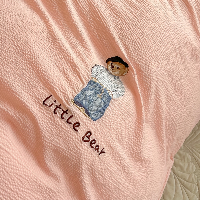 91家纺网 家纺一手货源 找家纺 眠帛家居 2024新款宿舍三件套水洗棉提花刺绣四件套熊先生 奶油粉