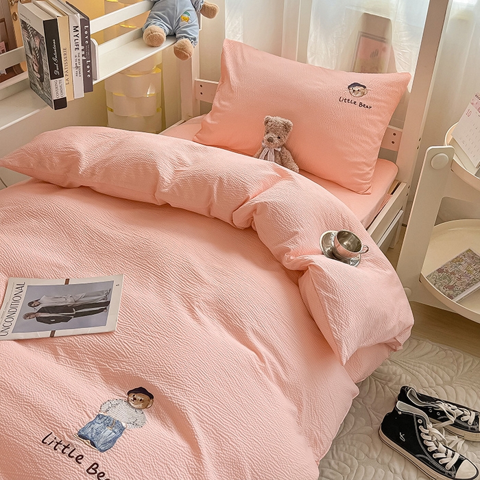 91家纺网 家纺一手货源 找家纺 眠帛家居 2024新款宿舍三件套水洗棉提花刺绣四件套熊先生 奶油粉