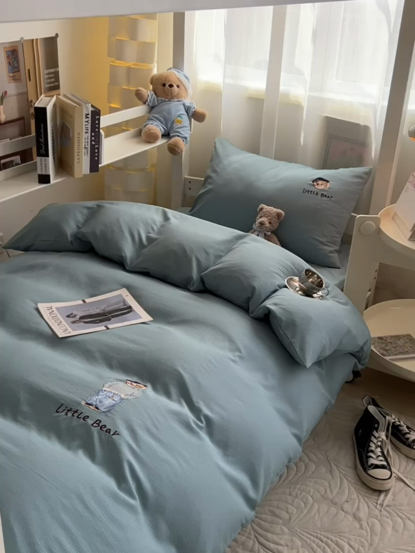 91家纺网 家纺一手货源 找家纺 眠帛家居 2024新款宿舍三件套水洗棉提花刺绣四件套熊先生 繁星蓝