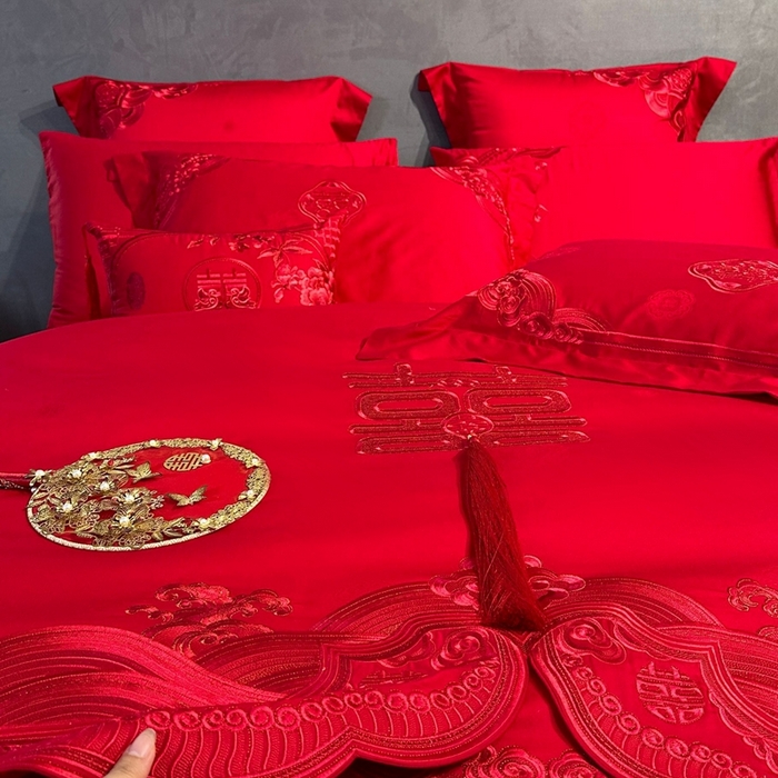 91家纺网 家纺一手货源 找家纺 美娘阁 2025新款长绒棉贡缎提花款新中式古典韵味精美刺绣婚庆四件套多件套 花开并蒂(红）