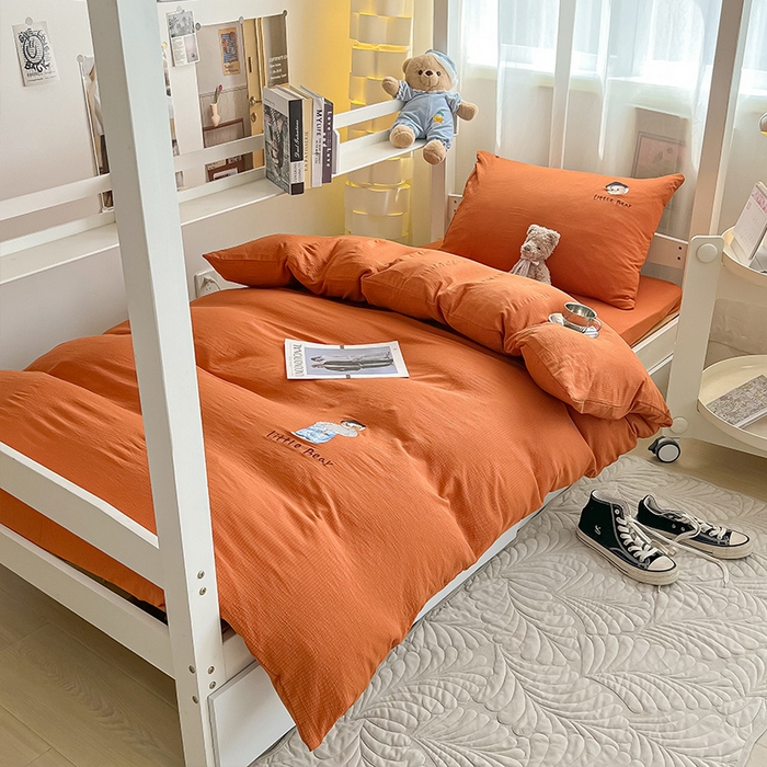 91家纺网 家纺一手货源 找家纺 眠帛家居 2024新款宿舍三件套水洗棉提花刺绣四件套熊先生 秋意红