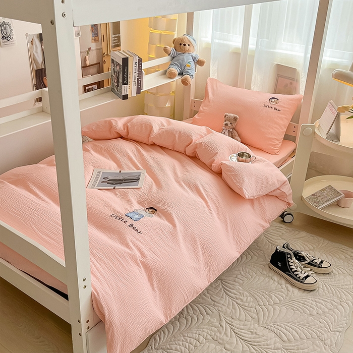 91家纺网 家纺一手货源 找家纺 眠帛家居 2024新款宿舍三件套水洗棉提花刺绣四件套熊先生 奶油粉