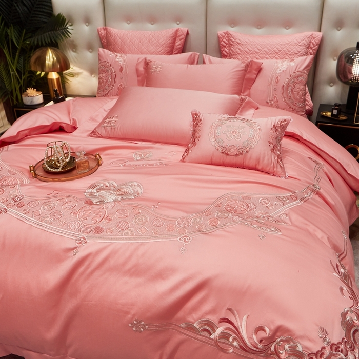 91家纺网 家纺一手货源 找家纺 美娘阁 2025新款长绒棉贡缎新中式古典韵味精美刺绣婚庆四件套多件套系列 爱意浓浓（玉粉)