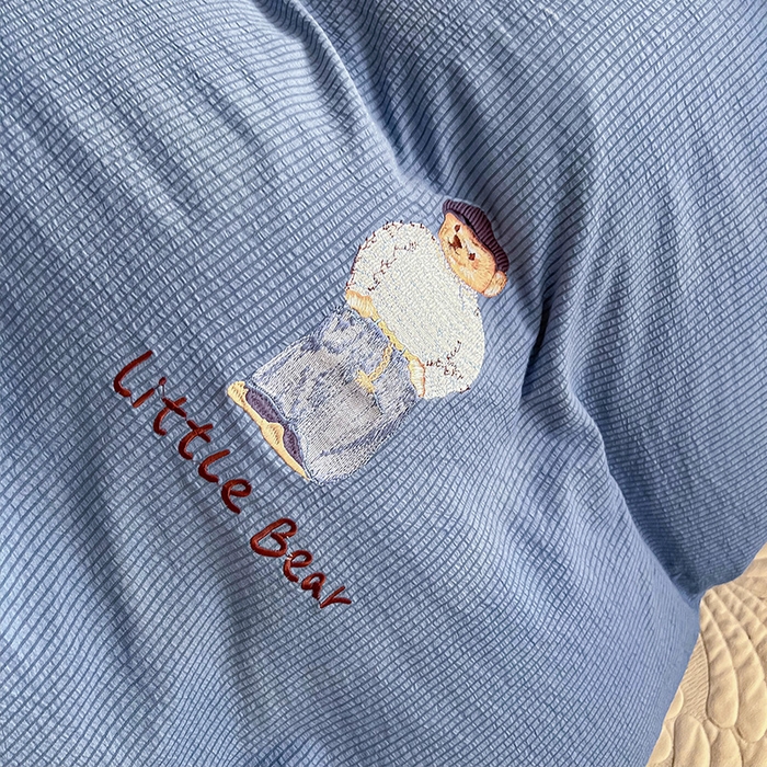 91家纺网 家纺一手货源 找家纺 眠帛家居 2024新款宿舍三件套水洗棉提花刺绣四件套熊先生 冰岛蓝