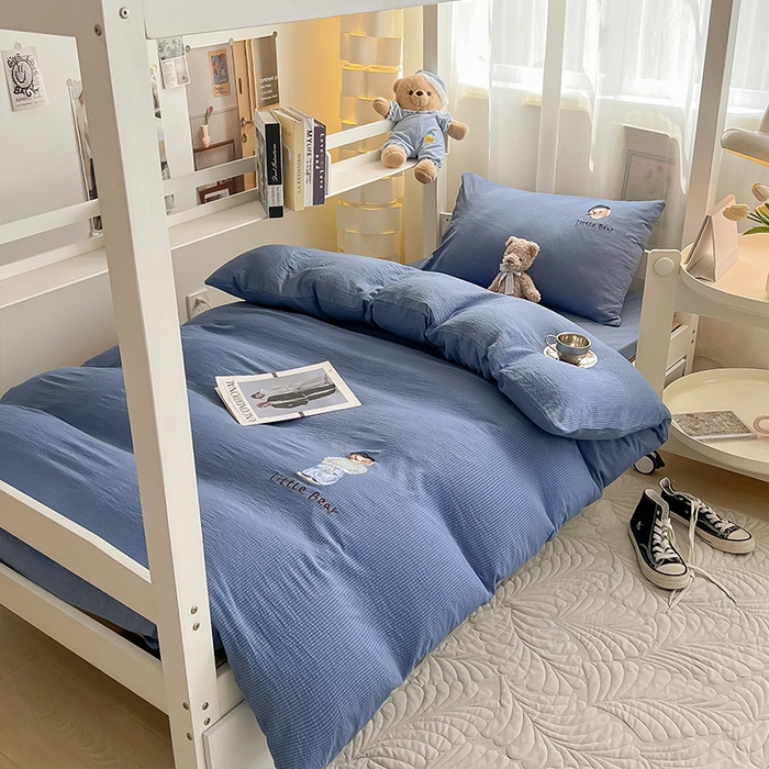 91家纺网 家纺一手货源 找家纺 眠帛家居 2024新款宿舍三件套水洗棉提花刺绣四件套熊先生 冰岛蓝