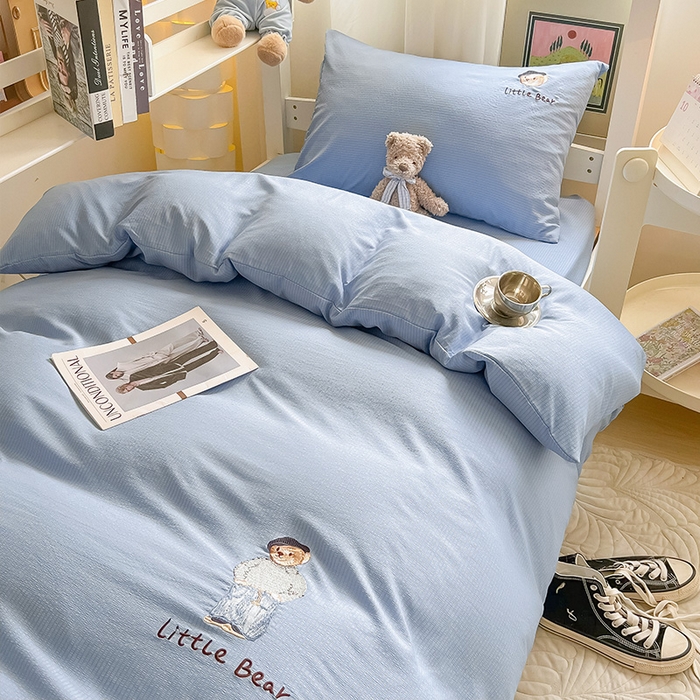 91家纺网 家纺一手货源 找家纺 眠帛家居 2024新款宿舍三件套水洗棉提花刺绣四件套熊先生 晴山蓝