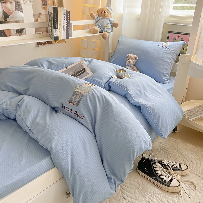 91家纺网 家纺一手货源 找家纺 眠帛家居 2024新款宿舍三件套水洗棉提花刺绣四件套熊先生 晴山蓝