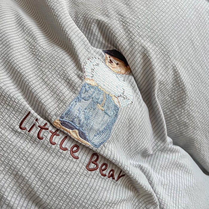 91家纺网 家纺一手货源 找家纺 眠帛家居 2024新款宿舍三件套水洗棉提花刺绣四件套熊先生 雾灰