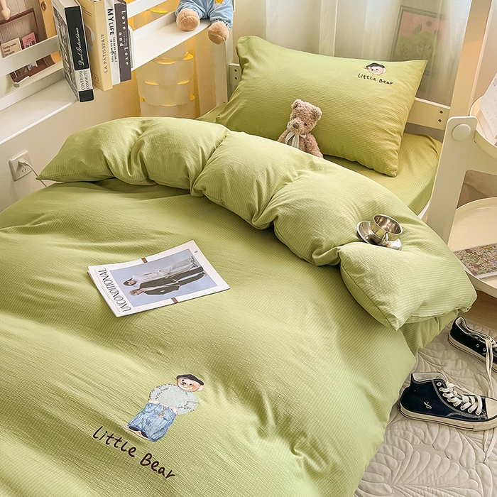 91家纺网 家纺一手货源 找家纺 眠帛家居 2024新款宿舍三件套水洗棉提花刺绣四件套熊先生 果绿