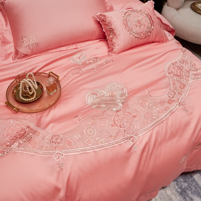 91家纺网 家纺一手货源 找家纺 美娘阁 2025新款长绒棉贡缎新中式古典韵味精美刺绣婚庆四件套多件套系列 爱意浓浓（玉粉)