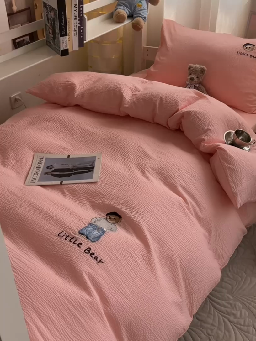 91家纺网 家纺一手货源 找家纺 眠帛家居 2024新款宿舍三件套水洗棉提花刺绣四件套熊先生 奶油粉